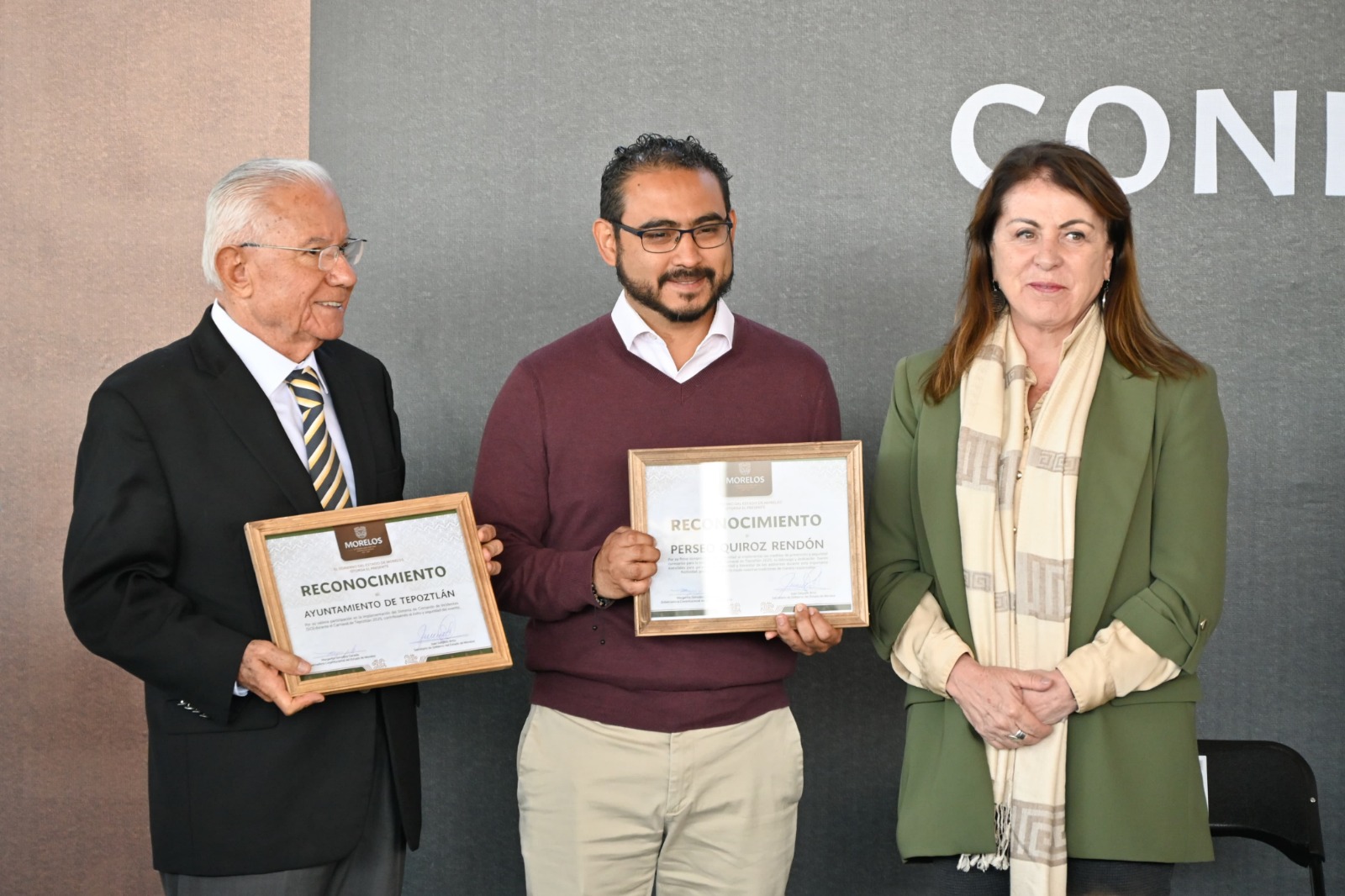 RECONOCE MARGARITA GONZÁLEZ SARAVIA A ALCALDE DE TEPOZTLÁN EN MATERIA DE PREVENCIÓN Y SEGURIDAD DURANTE EL CARNAVAL